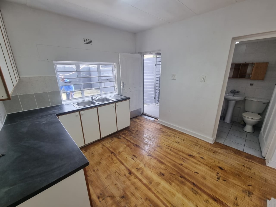 To Let 2 Bedroom Property for Rent in Lansdowne Western Cape
